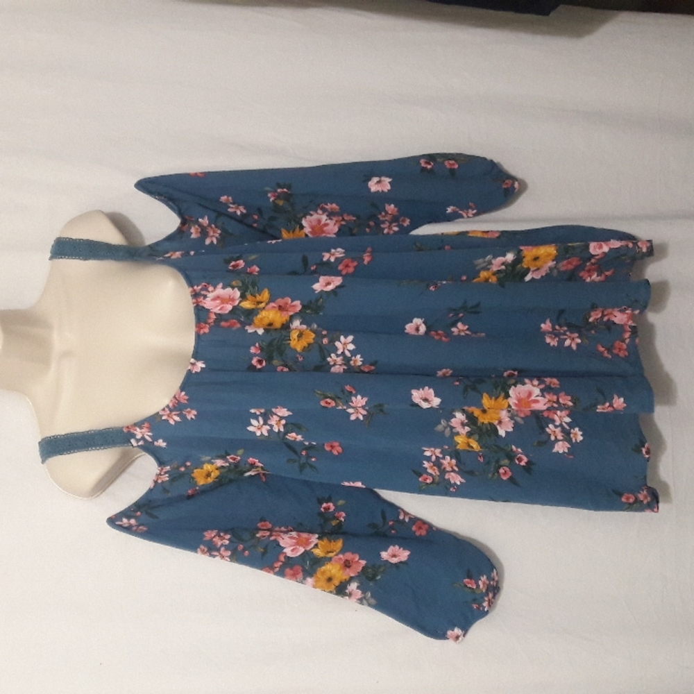 Torrid Blouse Size 3 Gray Floral Cold Sholders with Adjustable Str…